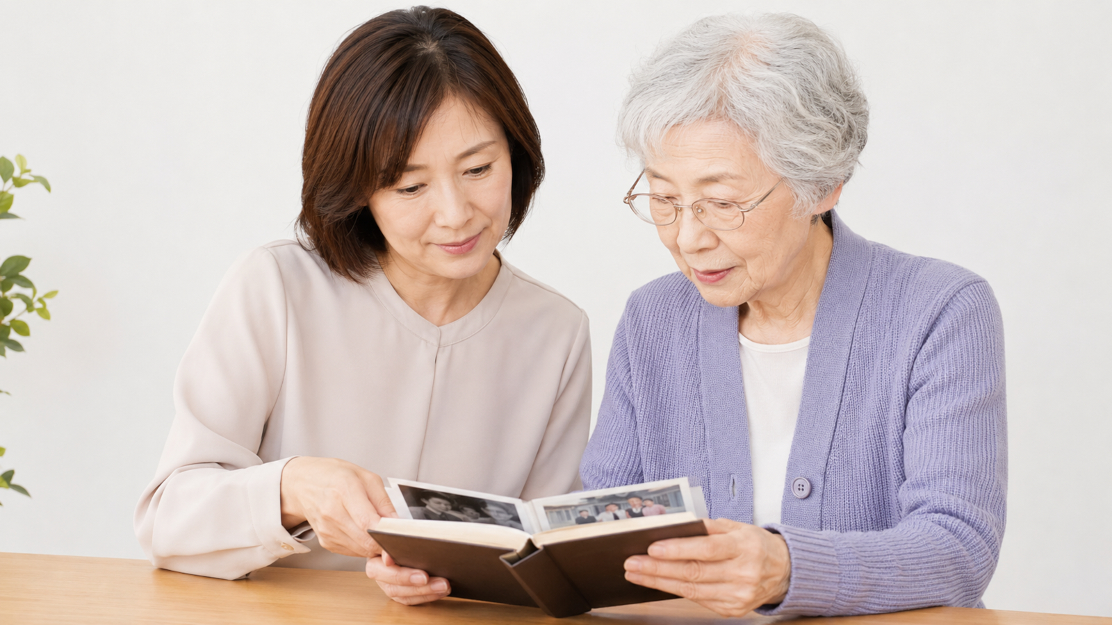 認知症の母と娘が写真を見ながら話す様子