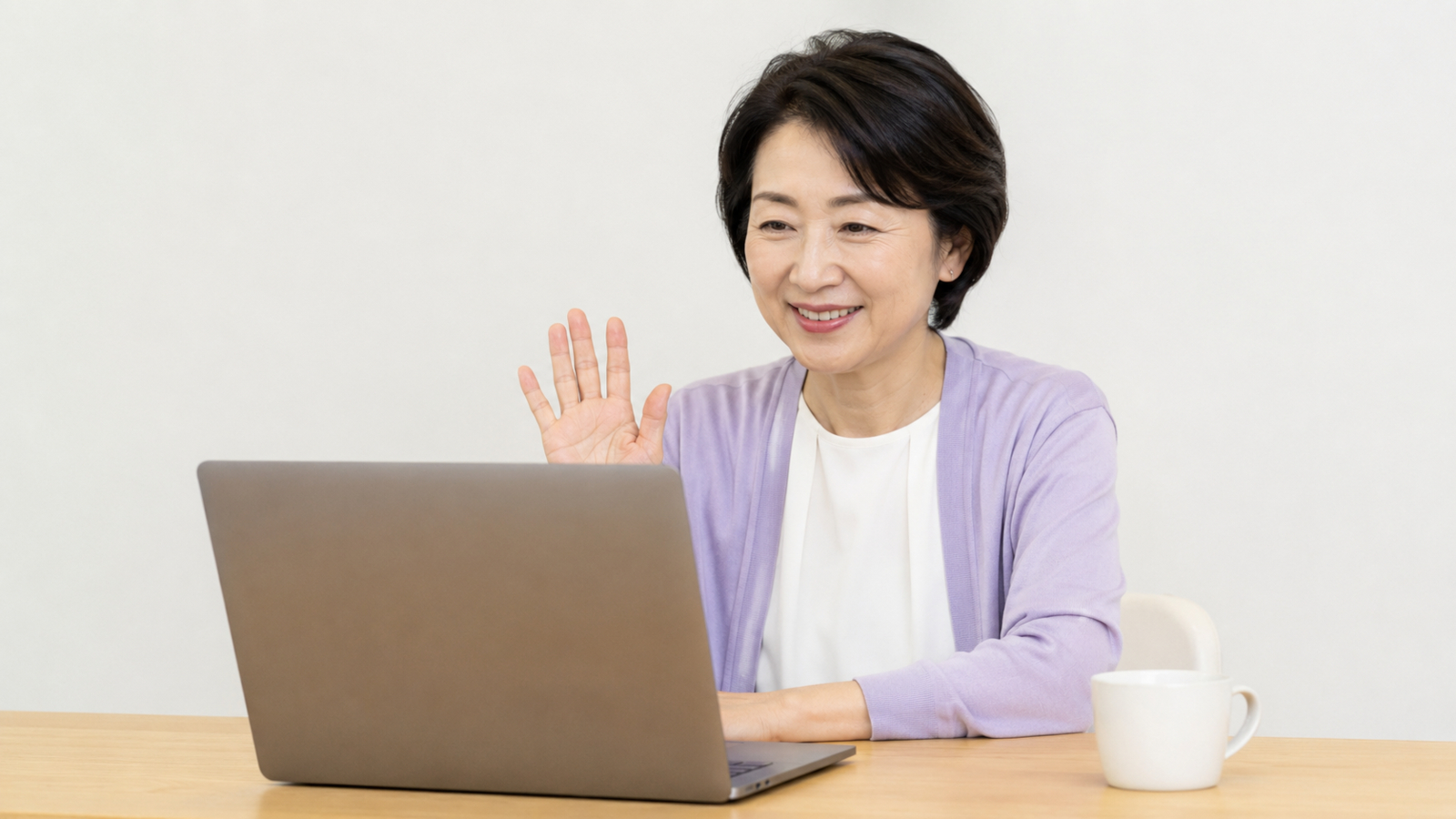 海外在住者がビデオ通話で家族とつながる様子