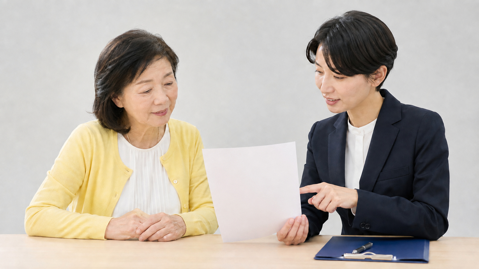 生前整理業者と見積もり内容を確認する高齢女性